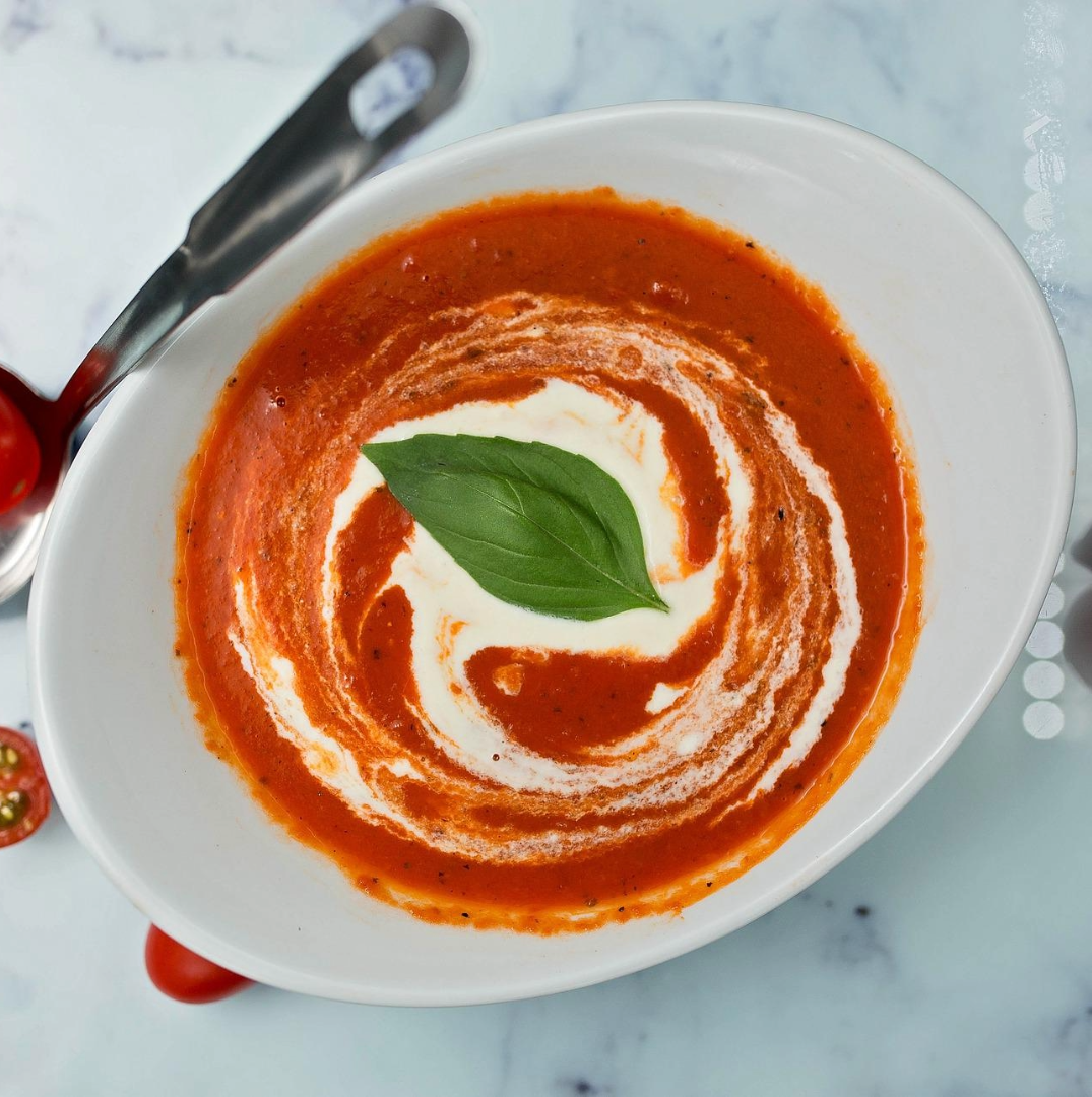 En tvådelad bild. Ena sidan visar en åker vid en älv. Den andra en skål med tomatsoppa.