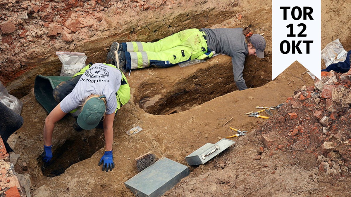 Två arkeologer gräver ut två gravar
