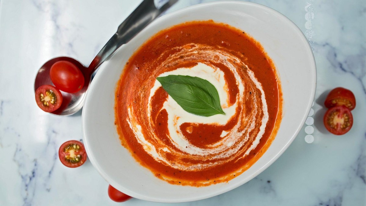 En skål med tomatsoppa