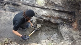 arkeolog gräver i lera