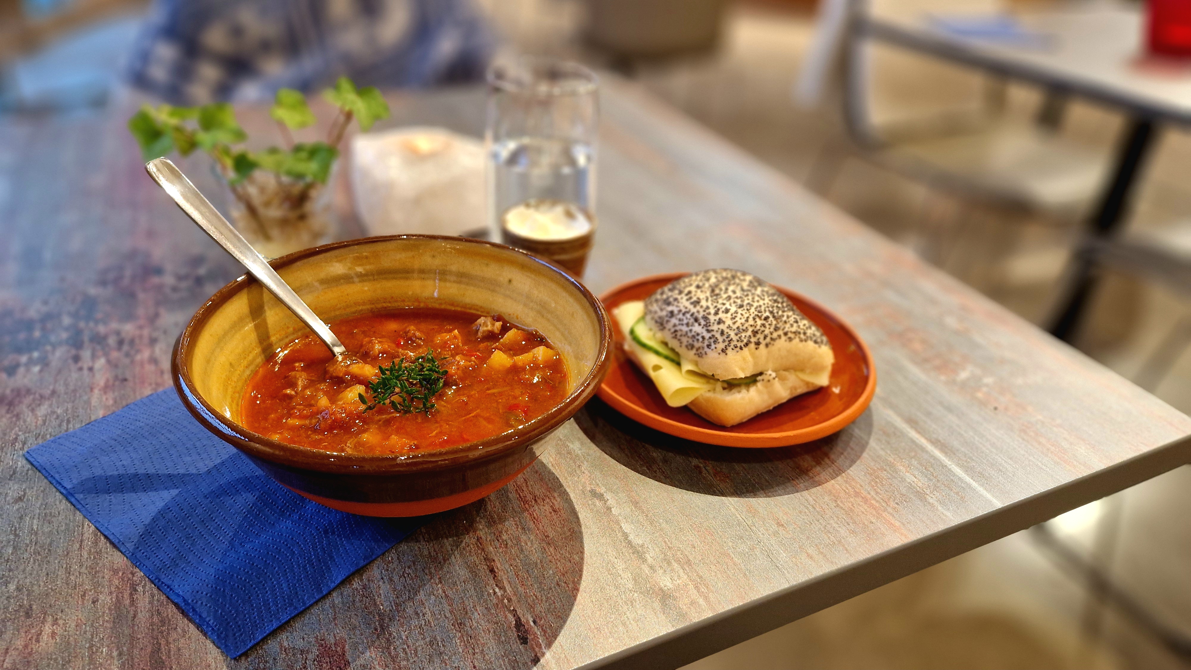 En skål med soppa och en fralla