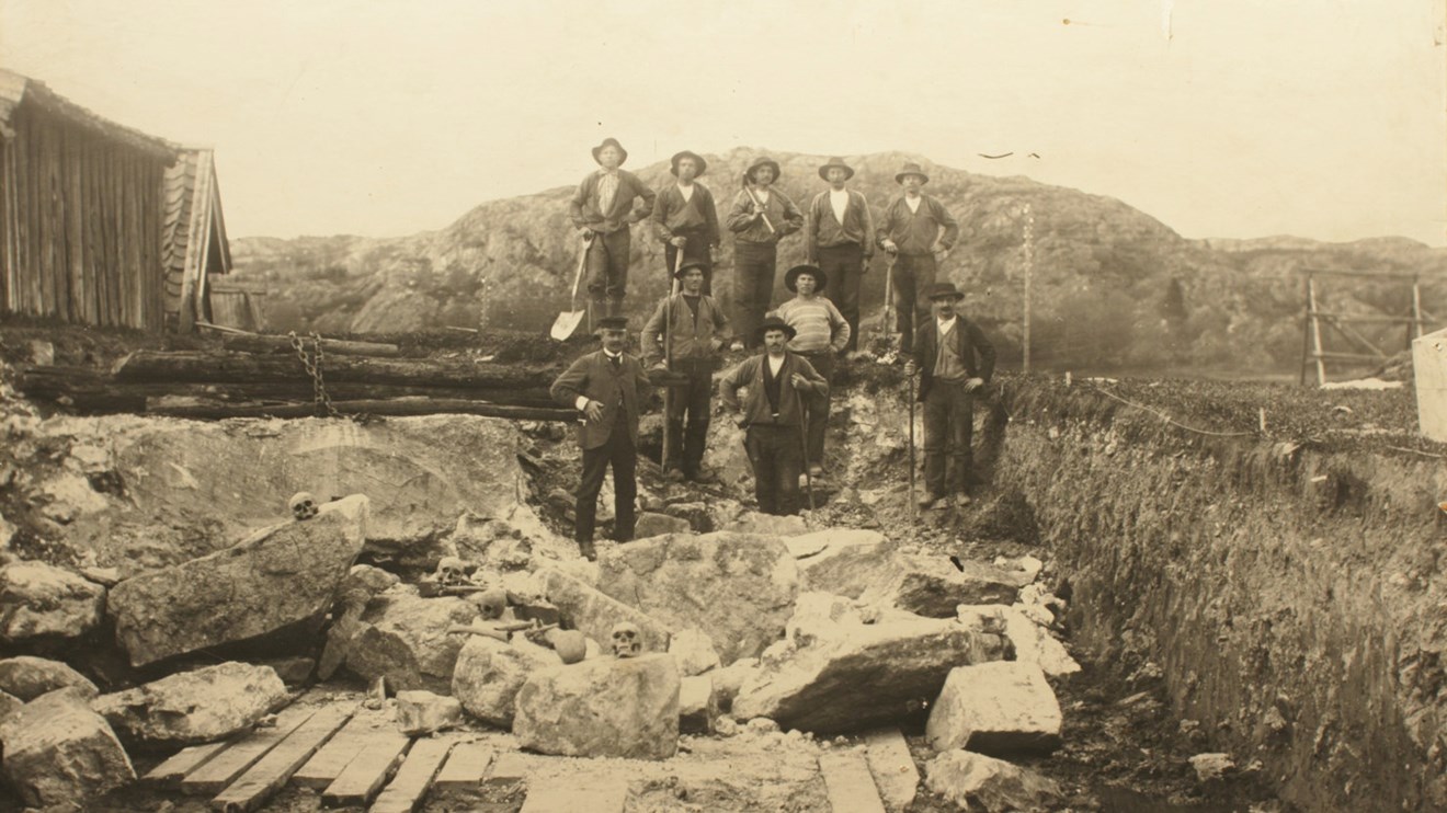 Järnvägsarbetare poserar med dödskallar