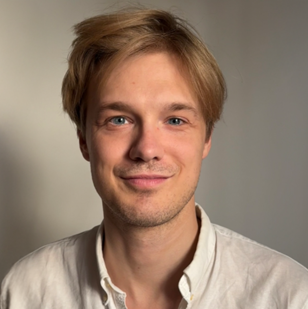 Tvådelad bild, till vänster ett porträtt på en man och andra sidan en illustration av två häxor