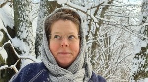 En kvinna i vinterkläder ute i ett vinterlandskap