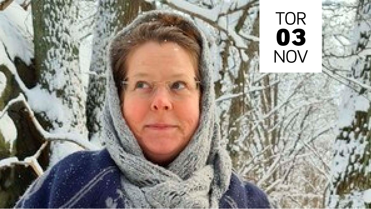 En kvinna med sjal står i en snötäckt skog