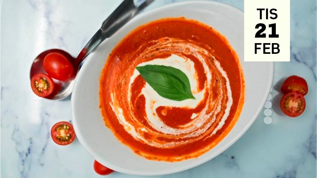 Soppskål med tomatsoppa, gräddfil och basilika