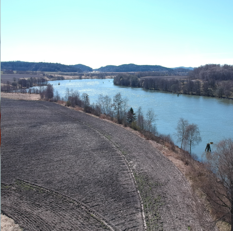 Tvådelad bild, ena visar en skål tomatsoppa, den andra en drönarbild över ett odlingslandskap vid en älv