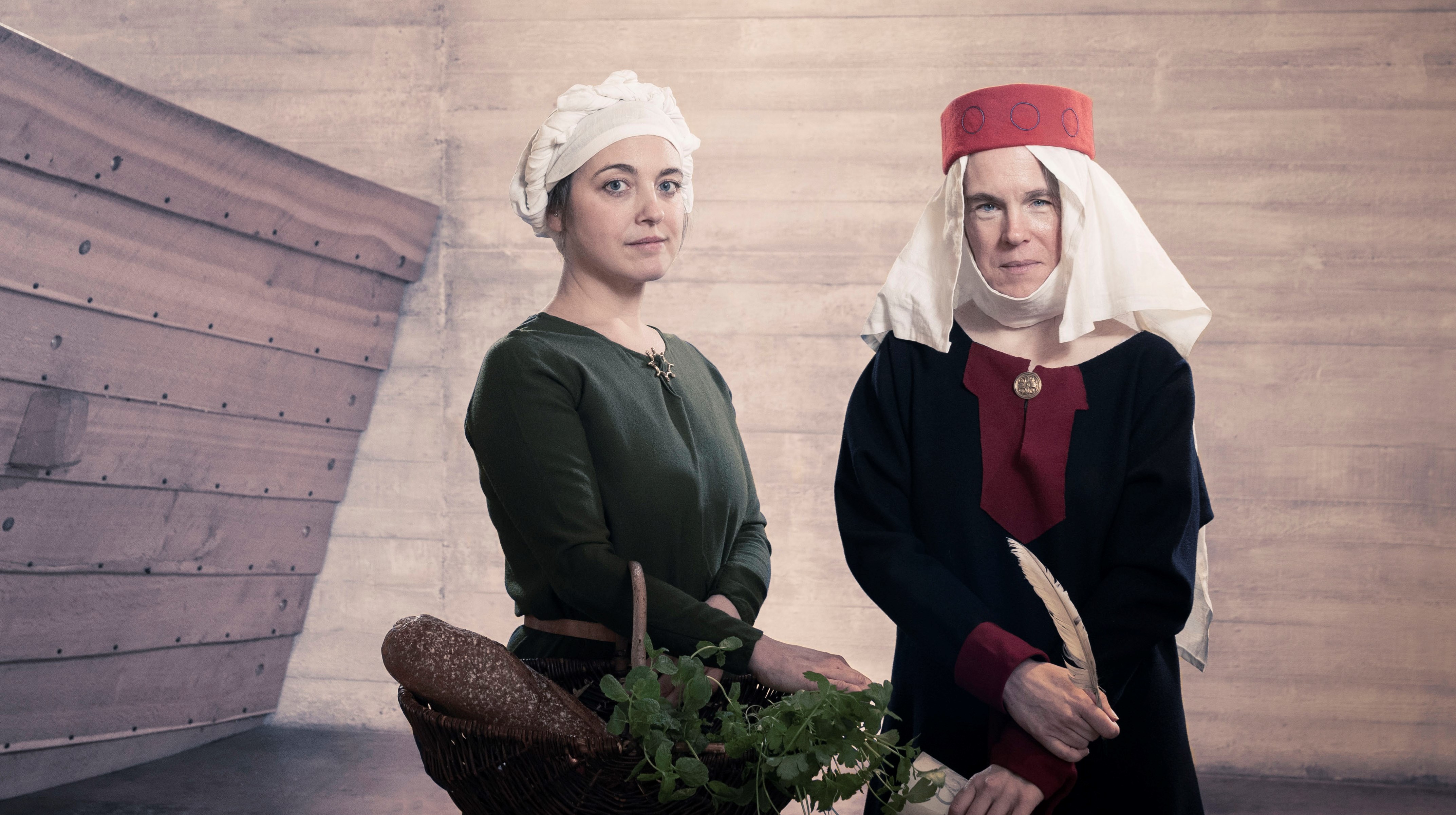 Två kvinnor i medeltidskläder