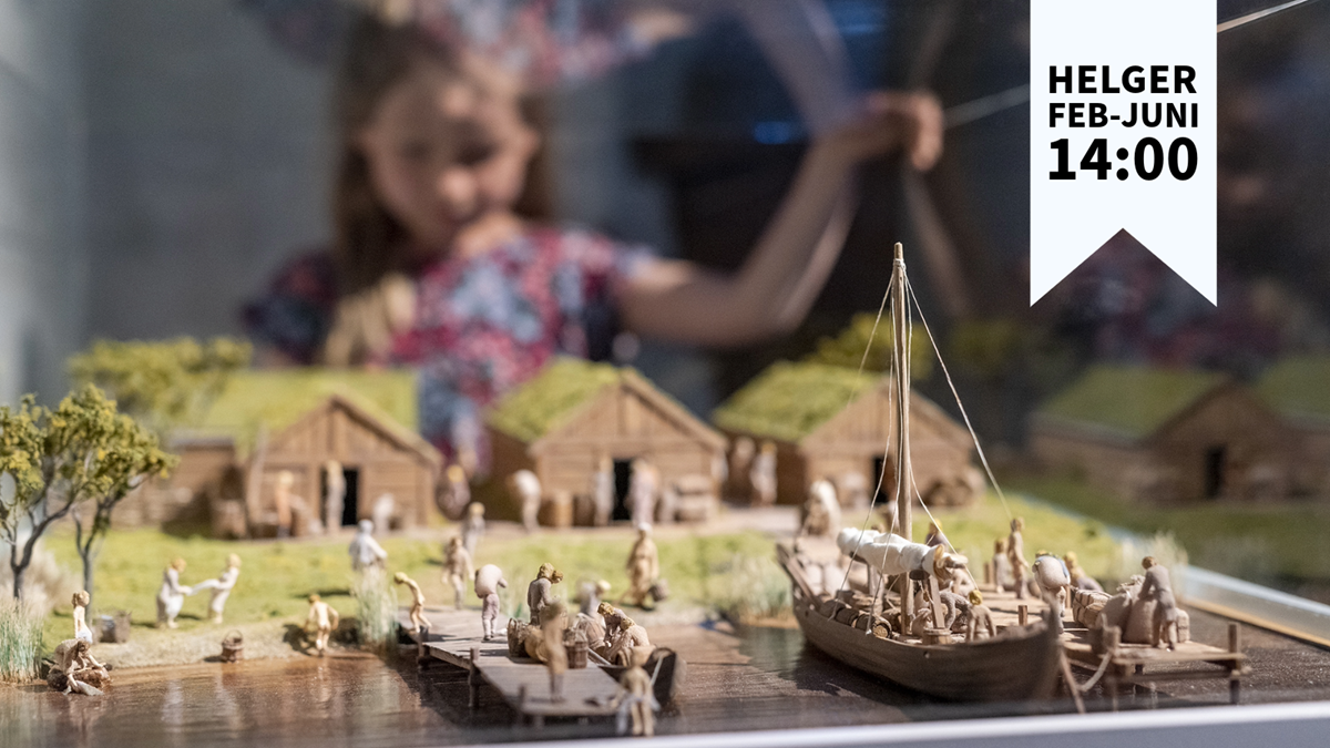 Ett barn tittar på en modell av en medeltida stad