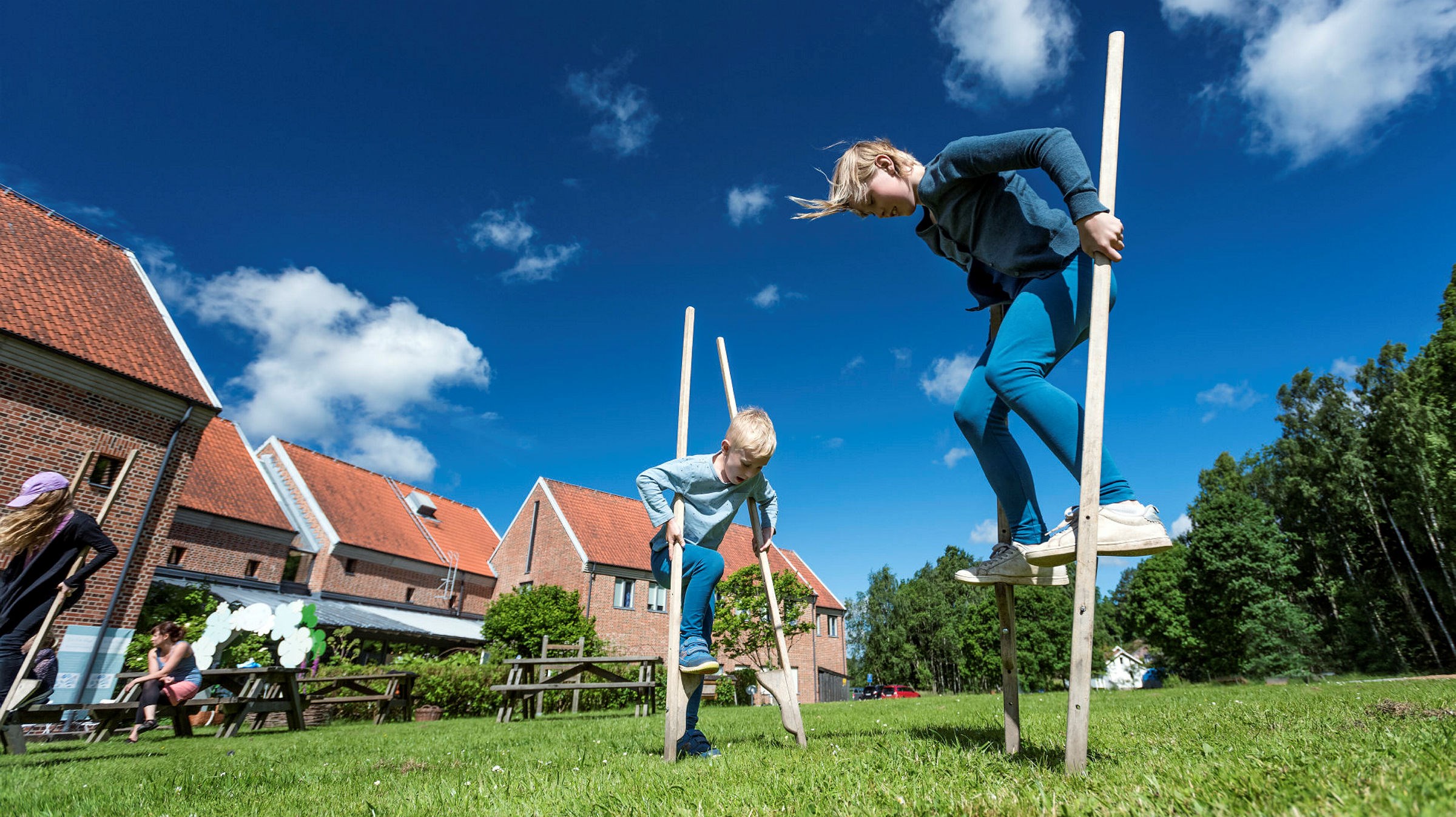 Barn går på styltor