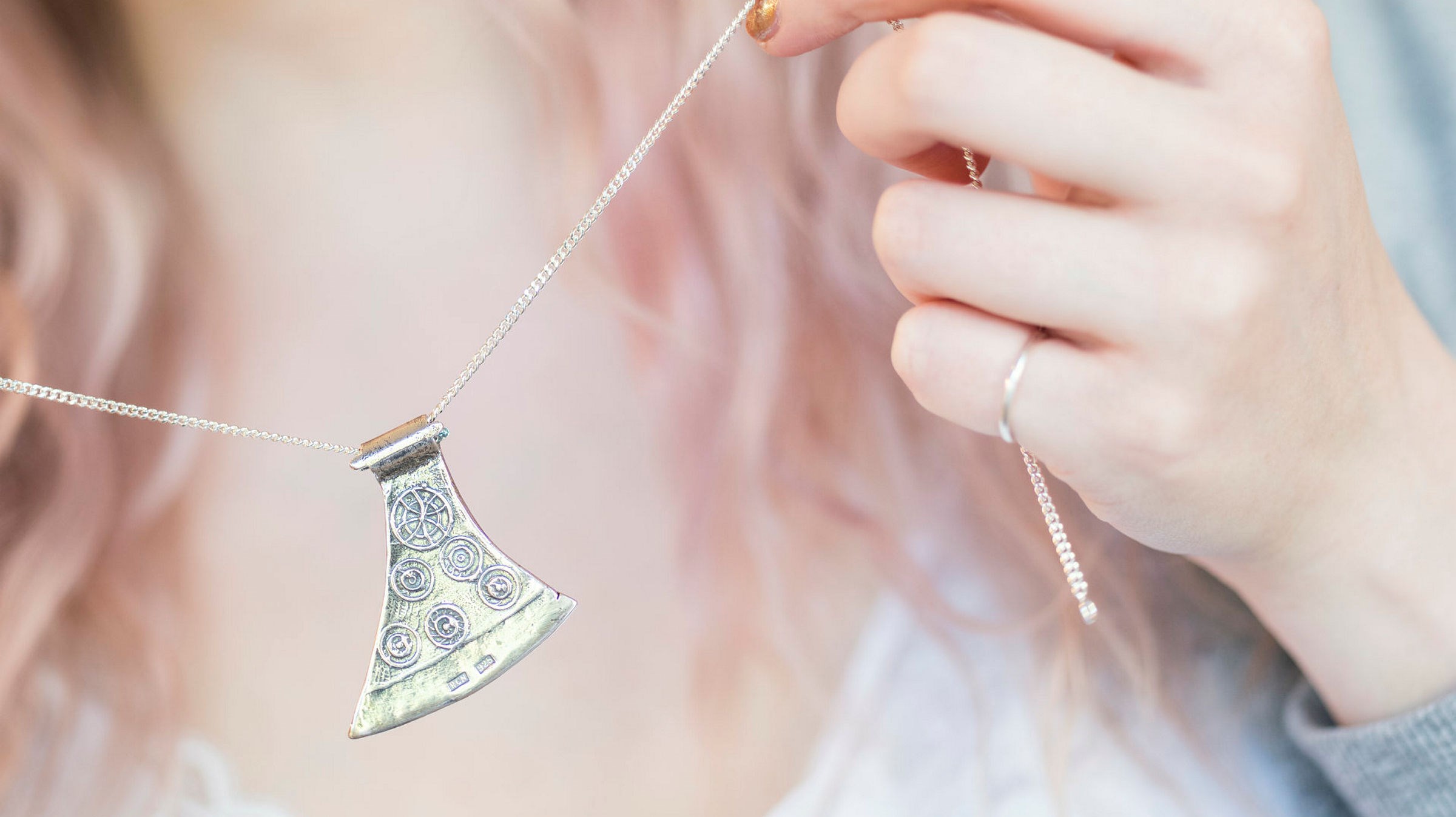 halsband med silveryxa