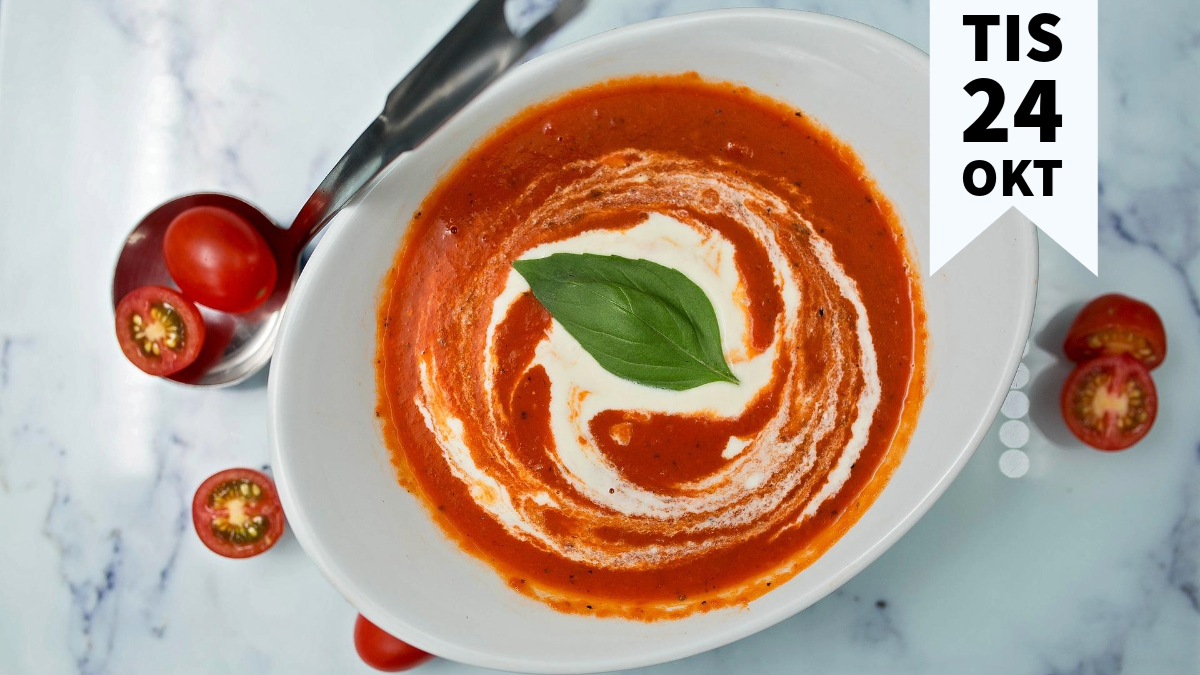 En skål med tomatsoppa och tomater spridda omkring skålen