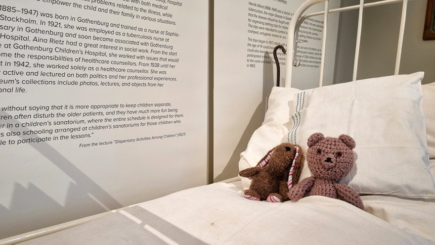 Ur utställningen Sjuka barn, nallar i säng