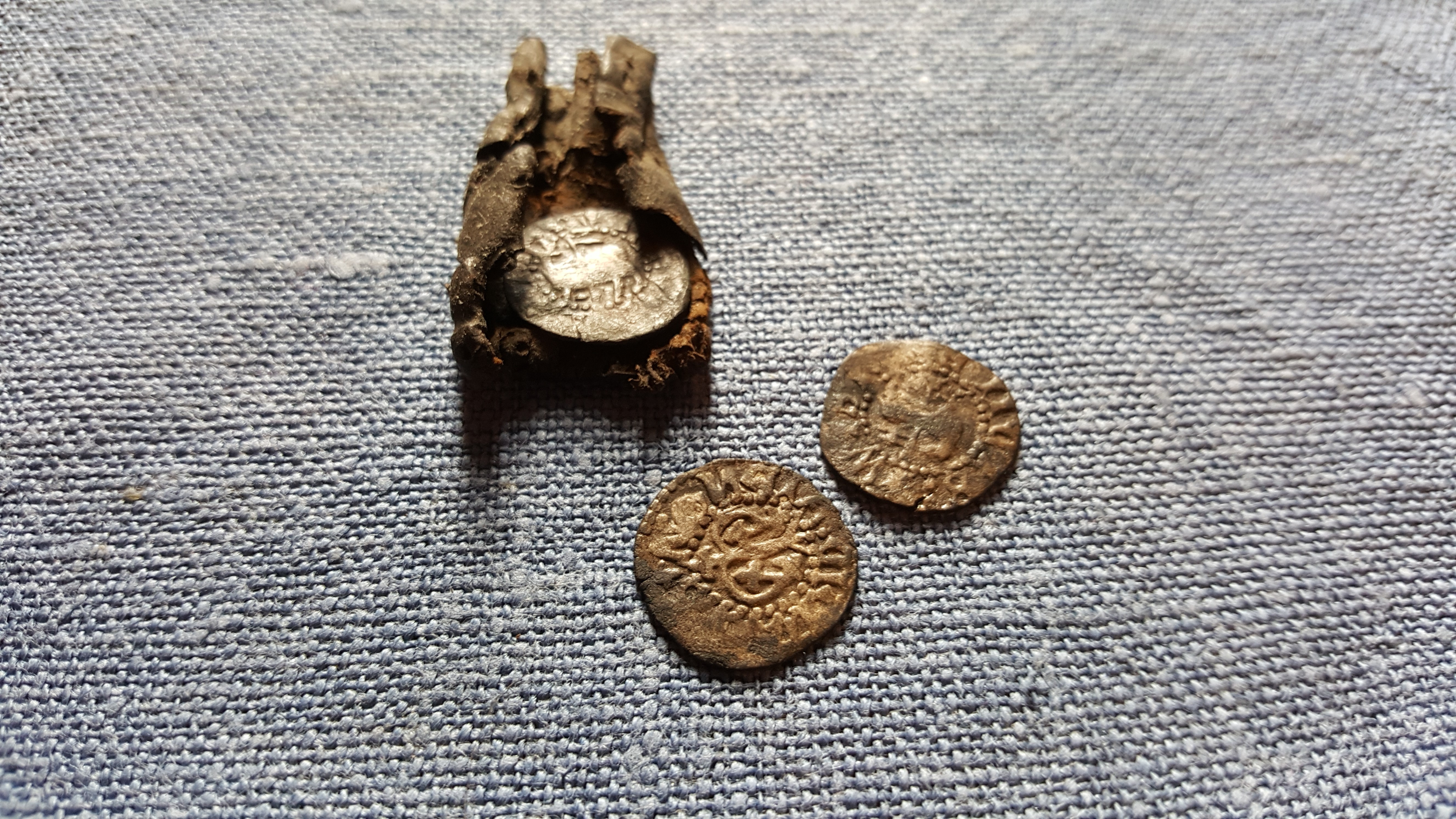 Läderkapsel med mynt från medeltiden.