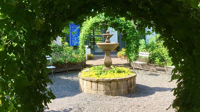 En fontän står mitt i en örtagård