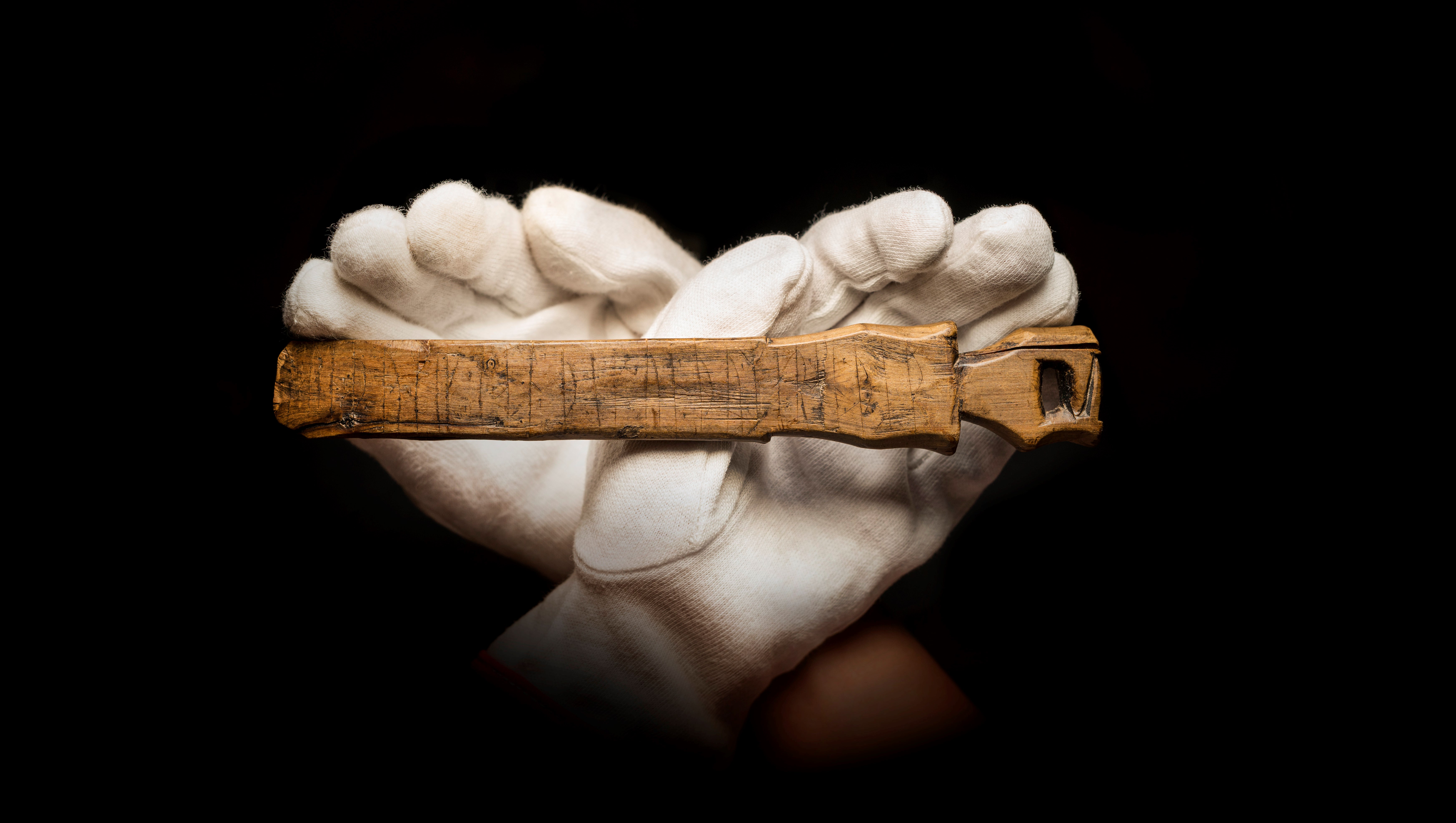 skälkniv i händer med vita handskar