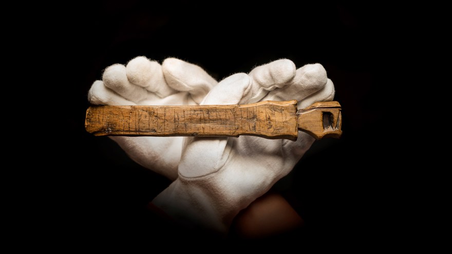 skälkniv i händer med vita handskar