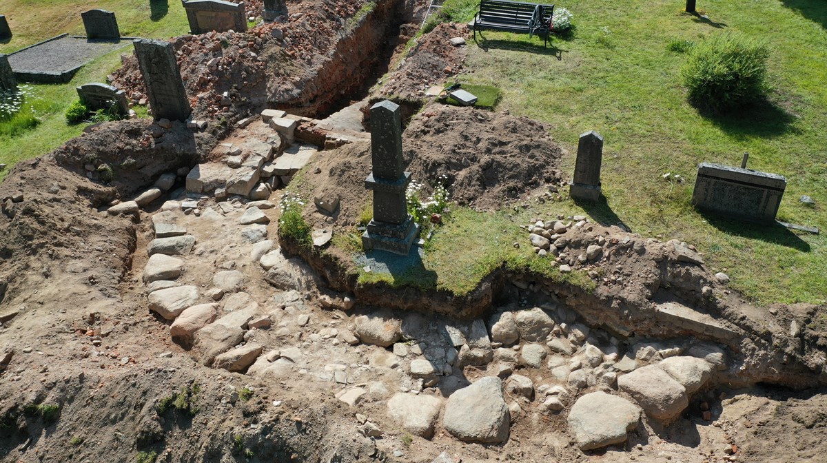 Ett utgrävningsschakt på en kyrkogård