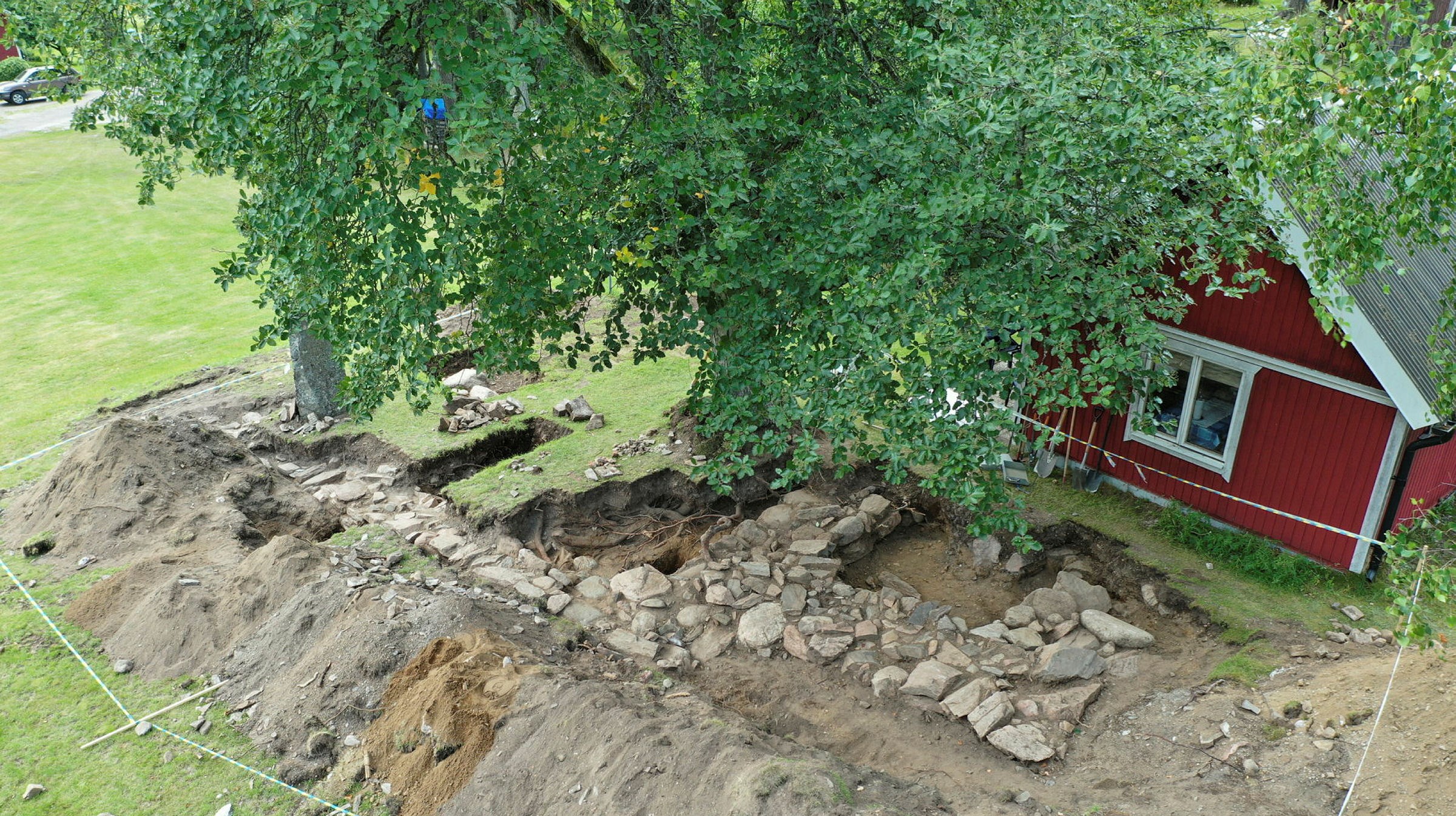 En ruin av sten i ett utgrävningsschakt