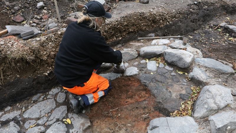 Arkeologisk utgrävning i Lödöse med medeltida golv.