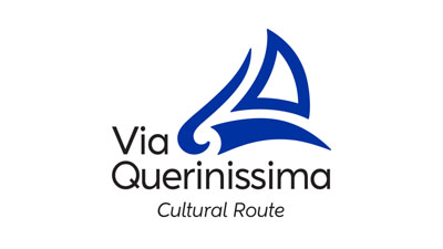 En logotype med grafiskt blått segel samt bokstäver som bildar orden: Via Querinissima Cultural Route