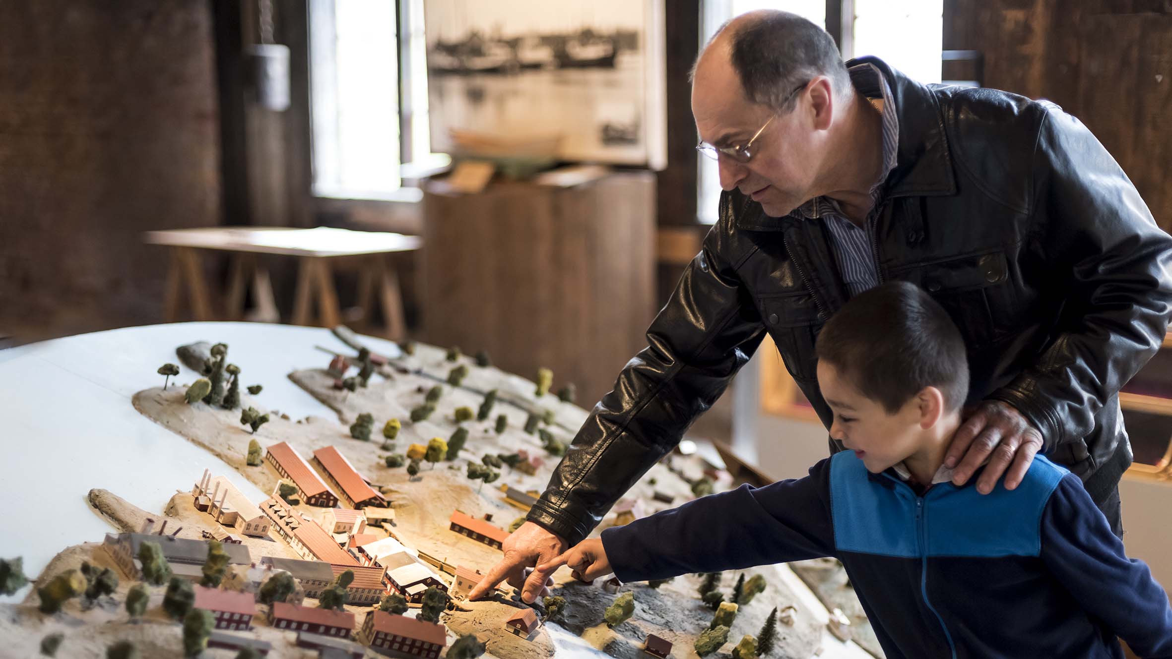 Man visar modell över Forsvik för sin son